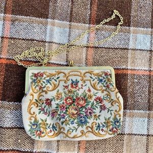 Vintage design clutch with hand chain